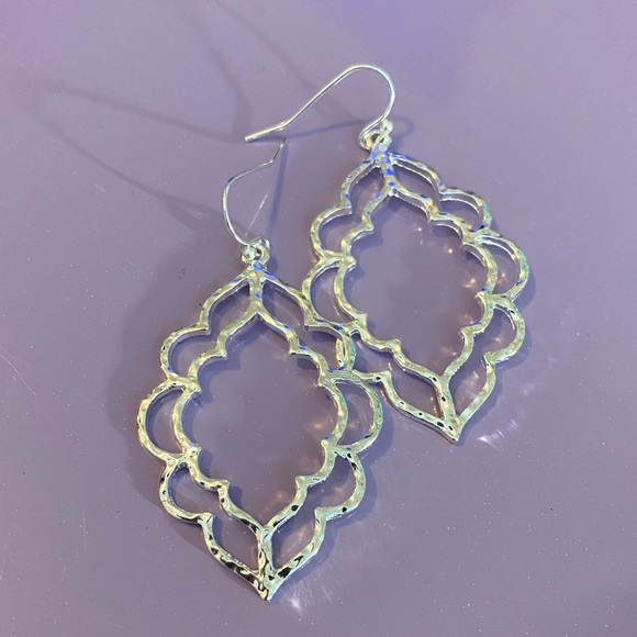 NEW!💙💎GORGEOUS! DROP EARRINGS!💎💙MOROCCAN INSPIRED DESIGN! SILVER TONE! LOVE! - Picture 5 of 6